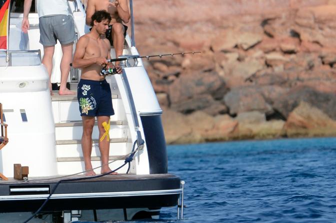 Ibiza: Rafael Nadal si rilassa su uno yacht al largo delle Baleari  (Olycom)